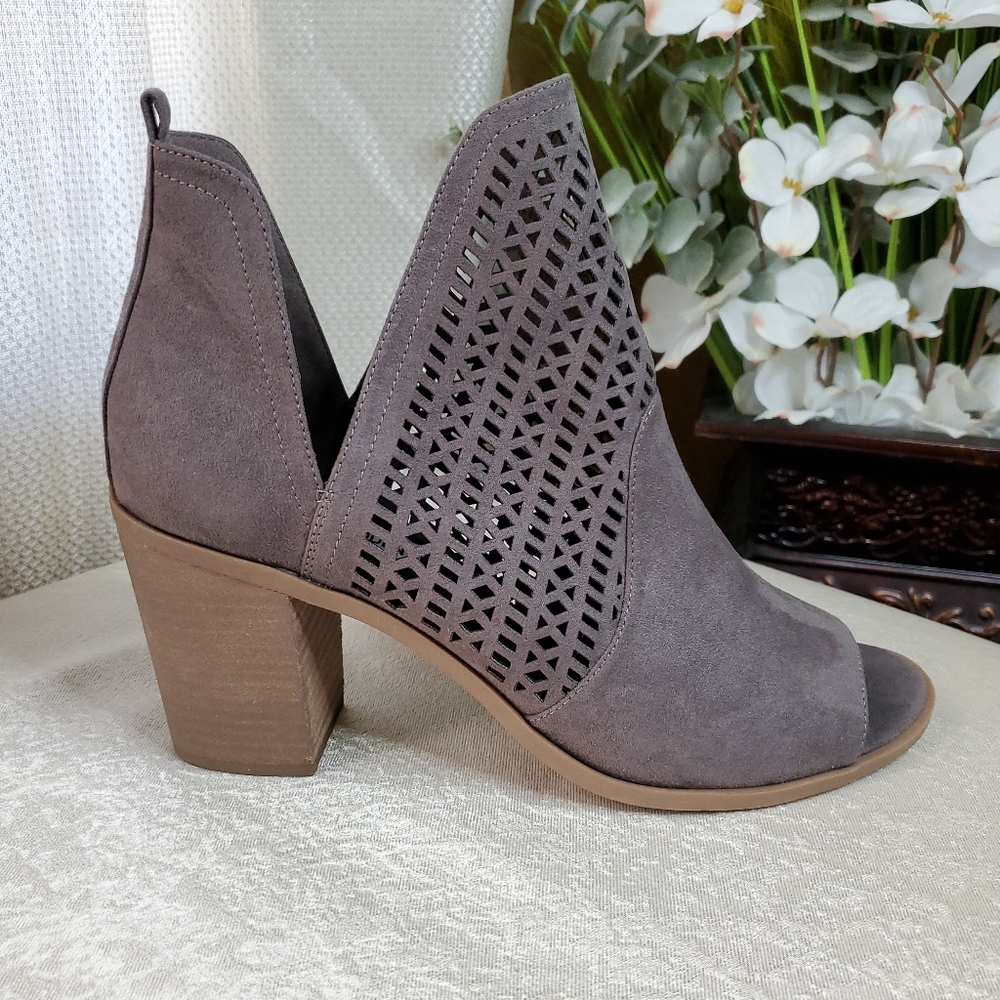 Steve Madden Gray Faux Suede Perforated Block Heel Ankle Boots WOMEN'S SIZE: 11M
